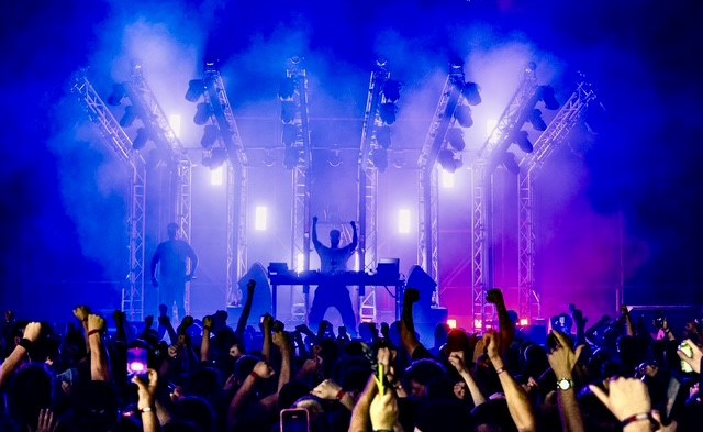 Zur News: Creative Sounds und LaserFrame erweitern ELATION-Bestand um acht Pulse Panel FX