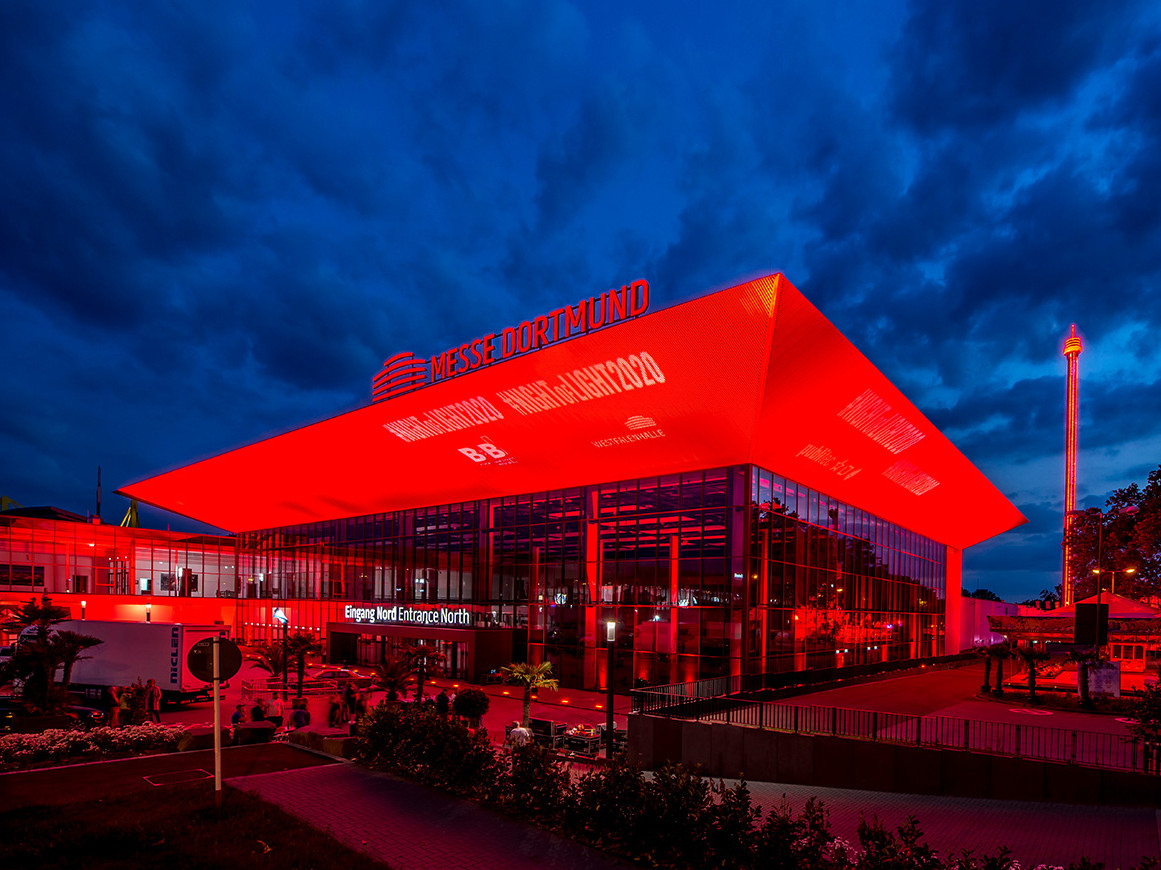 Zur News: Night of Light 2021: Messe Dortmund leuchtete rot