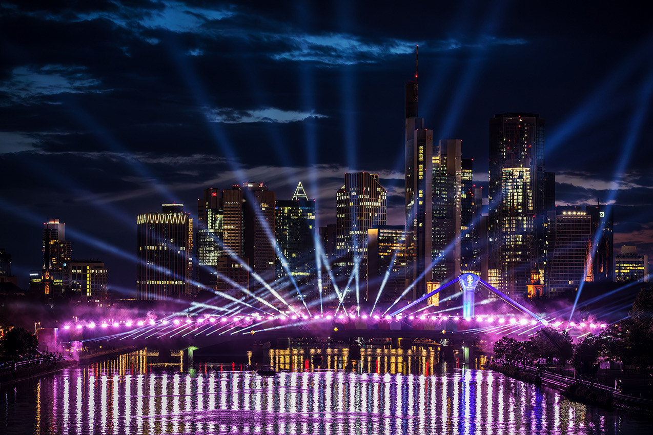 Zur News: bright! studios verwandelt Brücke über den Main mit ELATION Proteus und Pulse Bar