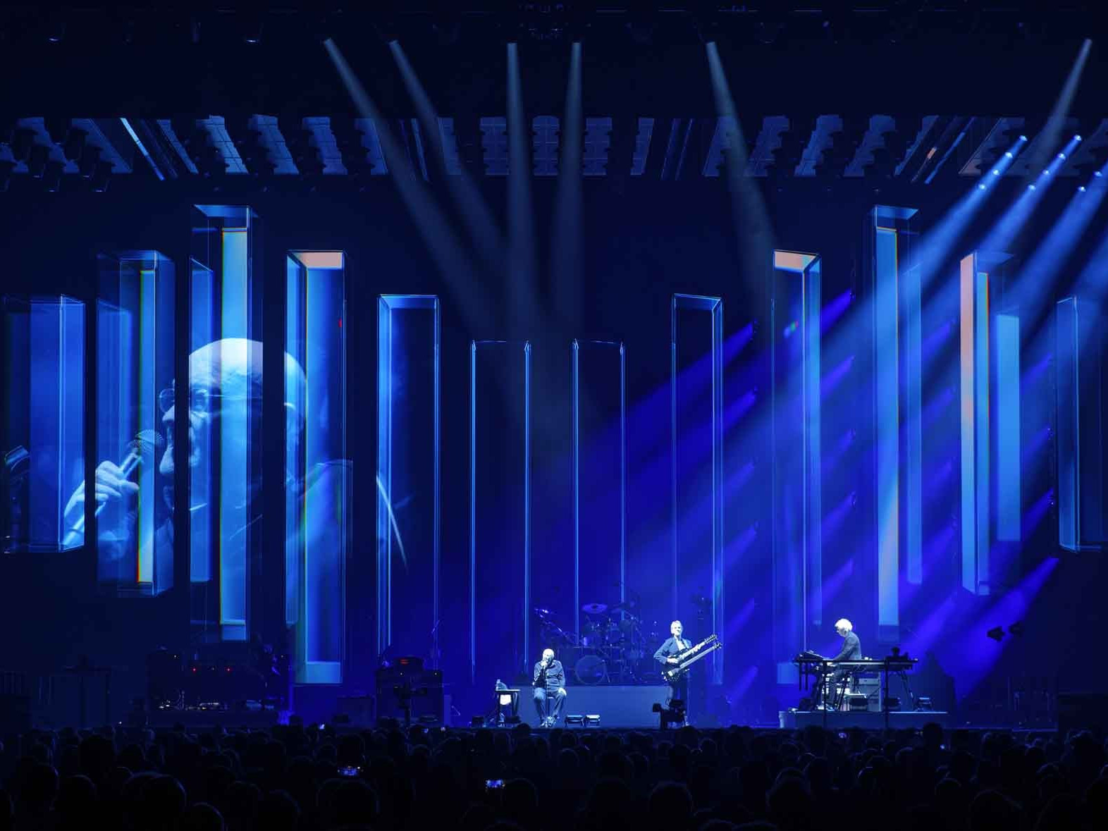 Zur News: „Follow You … FOLLOW-ME” mit Woodroffe Bassett Design und Genesis auf Tournee