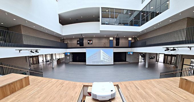 Zur News: Berufsbildungszentrum Dithmarschen erhält Medientechnik für multifunktionalen Veranstaltungsbereich