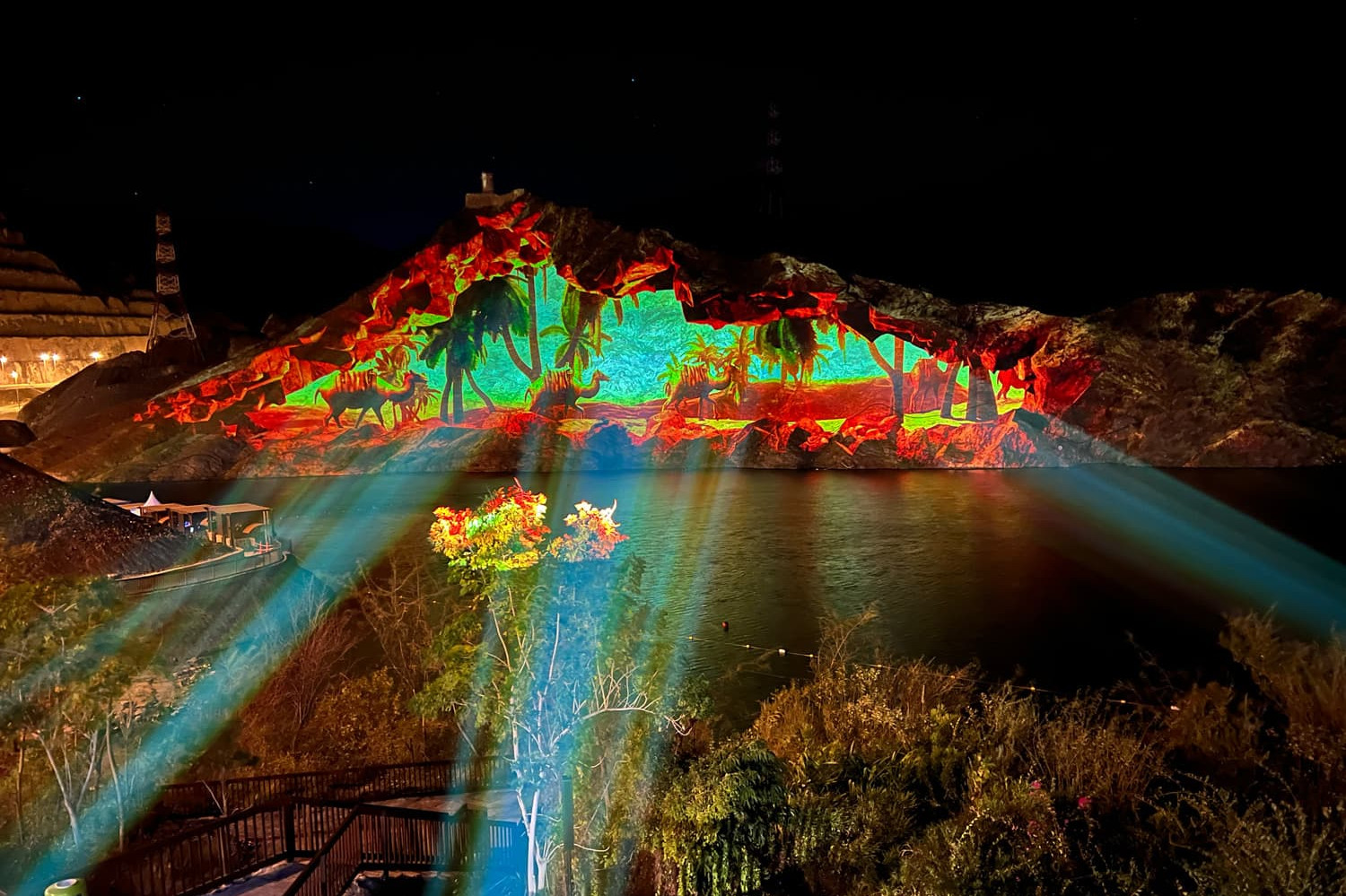 Zur News: Digital Projection und Artabesk versetzen auf dem Sharjah Light Festival Berge