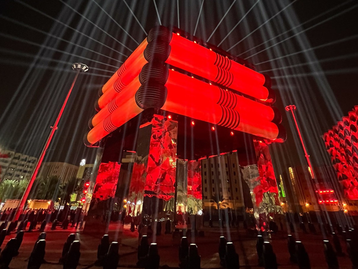 Zur News: Über 250 ELATION Proteus illuminieren Kunstinstallation zum Gründungstag des Königreichs Saudi-Arabi