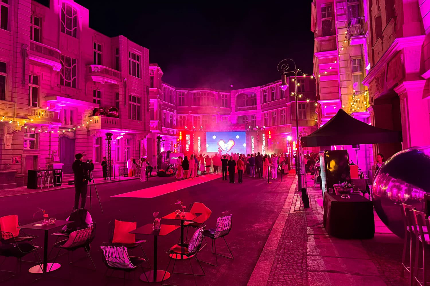 Zur News: Von der Filmkulisse zur Eventlocation – Pure Perfection kreierte mit Maybelline New York eine Markenstadt