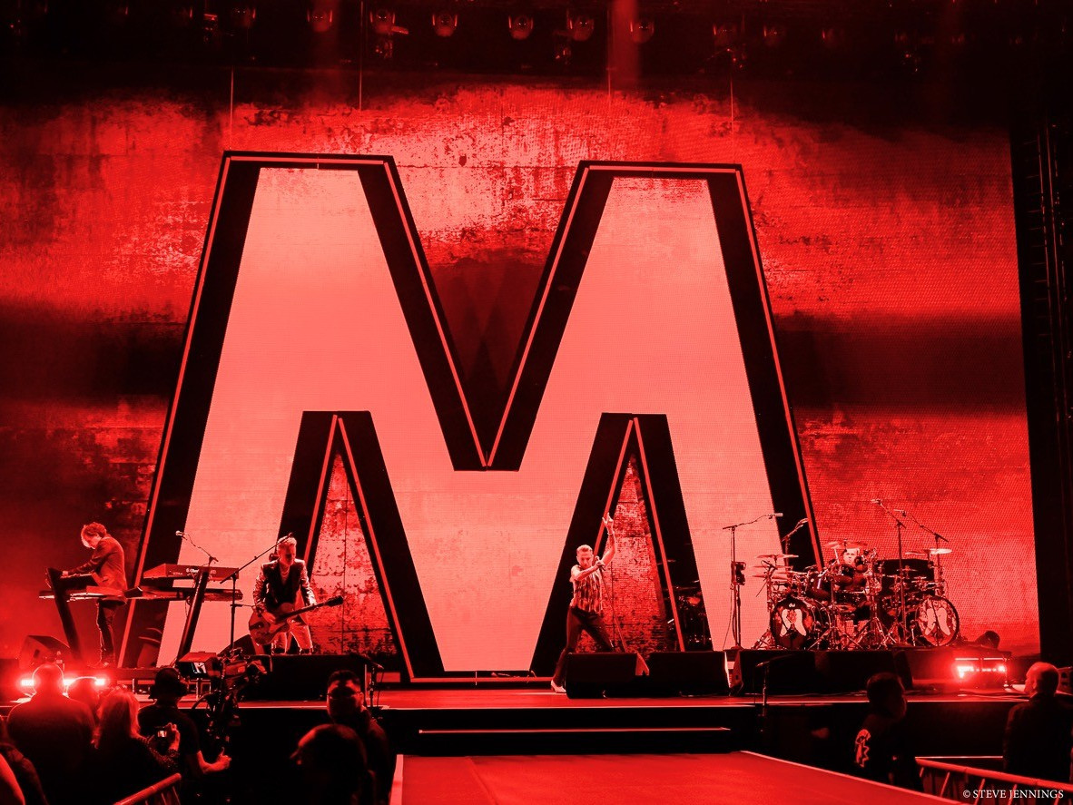 Zur News: Jason Baeri beleuchtet die Depeche Mode Welttournee mit ELATION Artiste und dem neuen Rayzor Blade